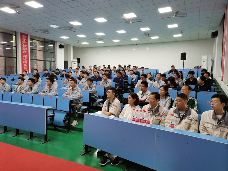 五家大型国企向太阳城手机版登录入口学子抛出“橄榄枝”2022届毕业生提前一年被“抢招”