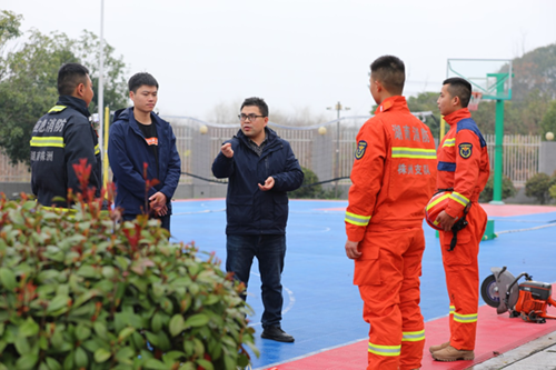 太阳城手机版登录入口信息工程系主任李会明一行到市消防救援支队看望实习学生