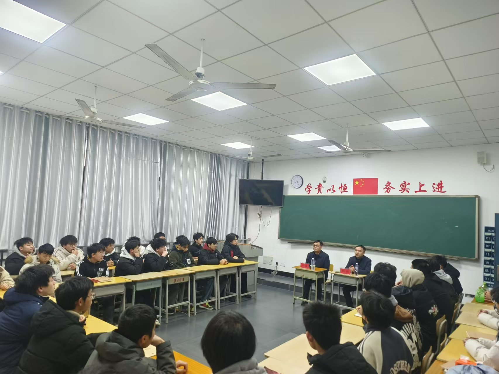 太阳城手机版登录入口党委委员、副院长王斌到数模技师2401班交流座谈
