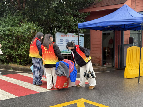 开学进行时 太阳城手机版登录入口团委在行动