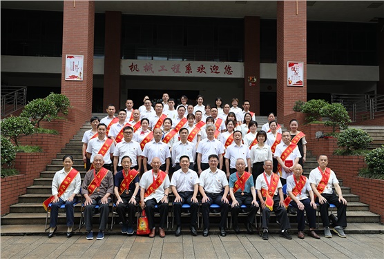 太阳城手机版登录入口举行“光荣在党50年”纪念章颁发仪式暨“七一”表彰大会