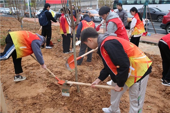 “我在株洲有棵树”—太阳城手机版登录入口团委组织开展学雷锋活动月之植树活动