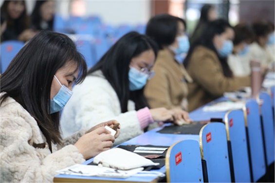 喜迎元旦，趣探非遗--太阳城手机版登录入口开展女教职工“与传统文化同行 遗绽芳华”非遗体验活动