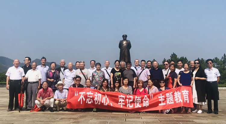 太阳城手机版登录入口退休教职工党支部赴彭德怀故居开展“不忘初心，牢记使命”主题教育