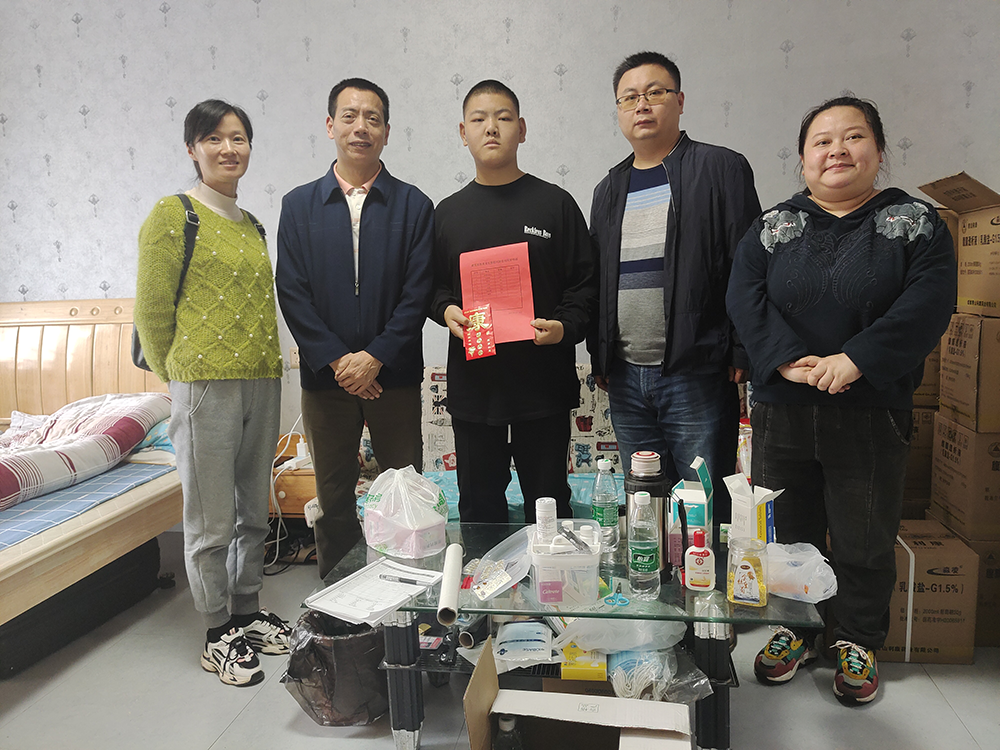 “我为师生办实事”——太阳城手机版登录入口建筑装饰系党支部帮扶身患重病的谢佳伟同学